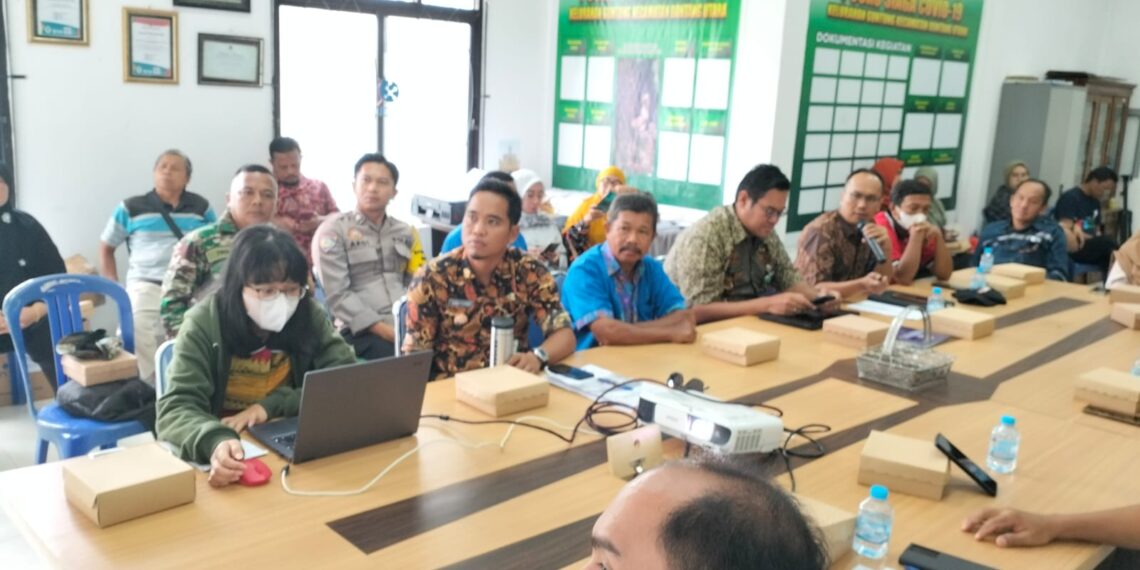 Bhabinkamtibmas Kelurahan Guntung Monitoring Sosialisasi Relokasi Rumah Warga Bantaran Sungai Guntung