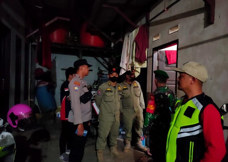 Jaga Kamtibmas Tetap Kondusif Bhabinkamtibmas Kelurahan Belimbing Laksanakan Patroli Gabungan