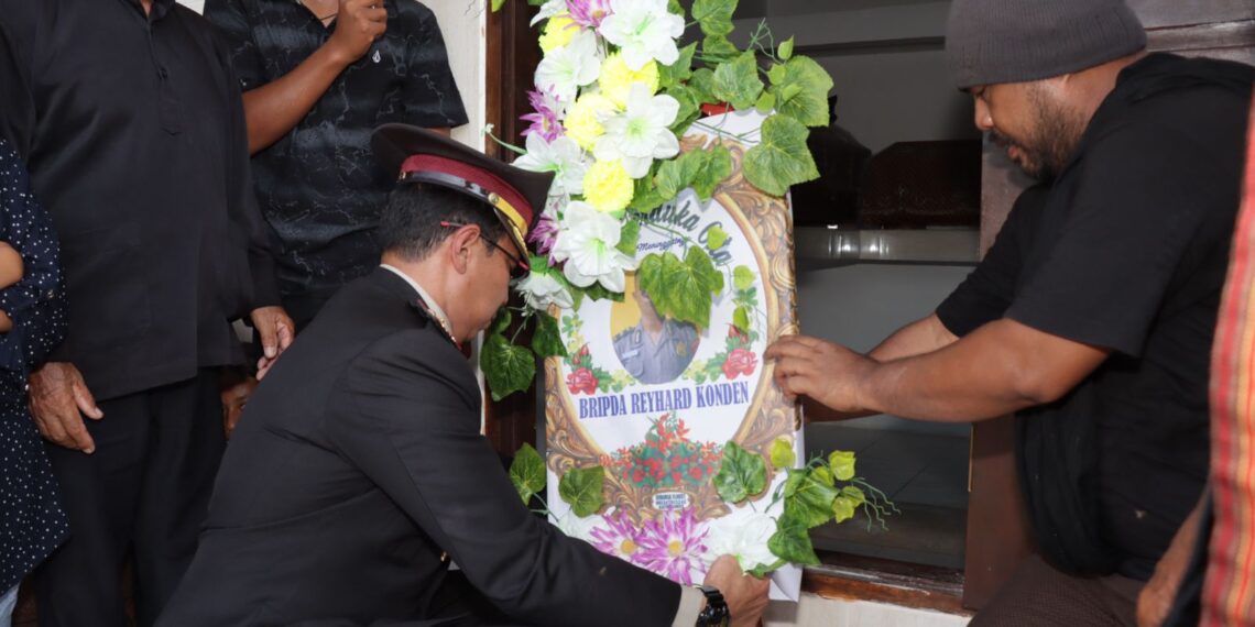 Waka Polres Bontang Pimpin Upacara Pemakaman Bripda Reyhart Konden