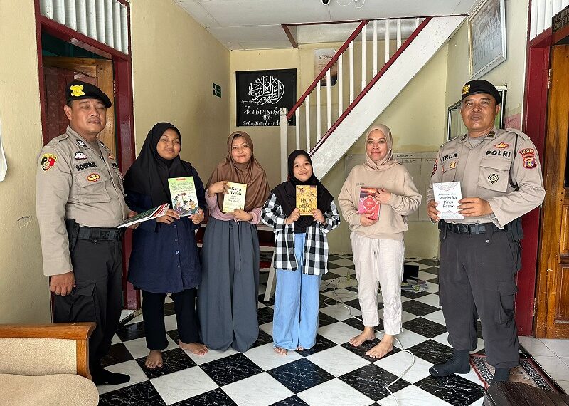 Peduli Terhadap Literasi Sat Samapta Polres Bontang Bagikan Sejumlah Buku