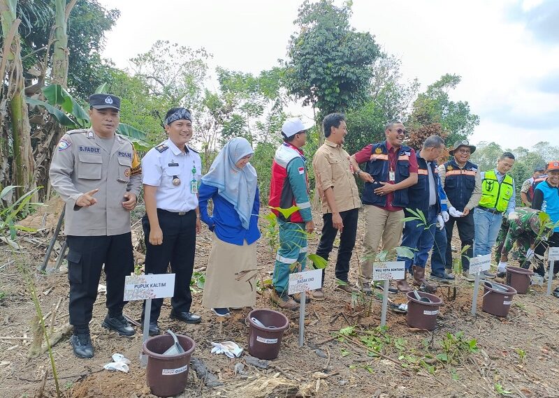 Jaga Kelestarian Lingkungan Bhabinkamtibmas Bontang Lestari Hadiri Penanaman Pohon Aren