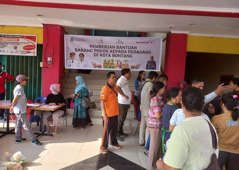 Pembagian Bantuan Barang Pokok Dari DKUKMP Bhabinkamtibmas Telihan Ajak Masyarakat Ikut Mengawasi Penyalurannya