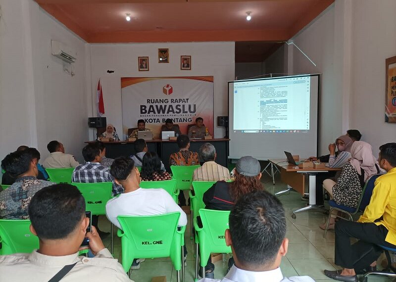 Kabag Ops Polres Bontang mengikuti rapat Persiapan Penertiban Alat Peraga Kampanye (APK) pada Pemilihan Umum Tahun 2024