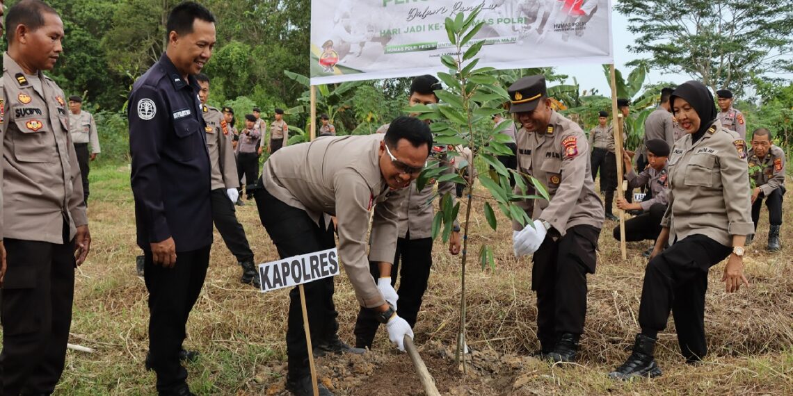 HUT Humas Polri ke 72, Peduli Lingkungan Polres Bontang Laksanakan Penanaman Pohon
