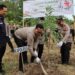HUT Humas Polri ke 72, Peduli Lingkungan Polres Bontang Laksanakan Penanaman Pohon