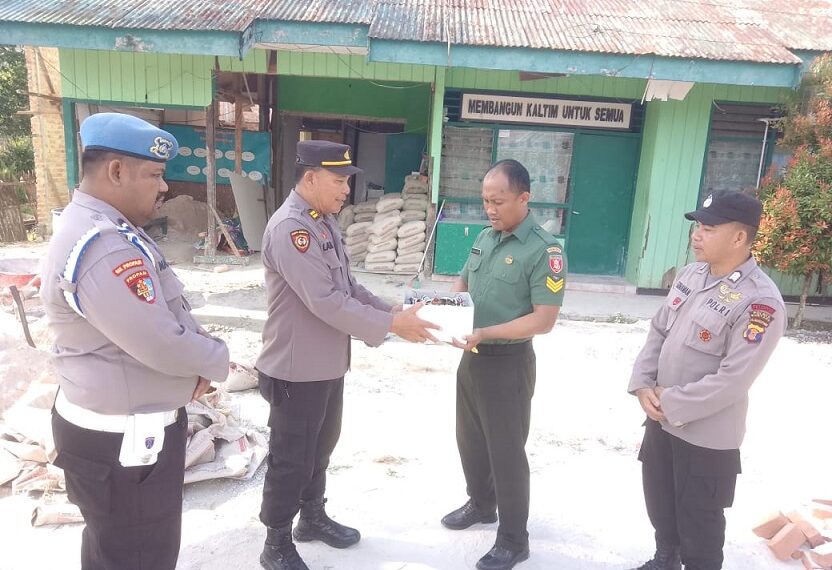 Jaga Sinergisitas TNI Polri, Personil Polsek Muara Badak Memberikan Ucapan Selamat HUT TNI ke-78