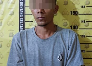 Duduk Santai di Teras Rumah Pengedar Sabu Ditangkap Polisi