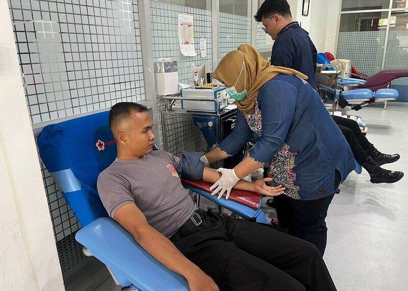 Personil Batalyon A Pelopor Satbrimob Polda Kaltim Sukses Gelar Donor Darah dalam Rangka HUT Humas Polri ke-72