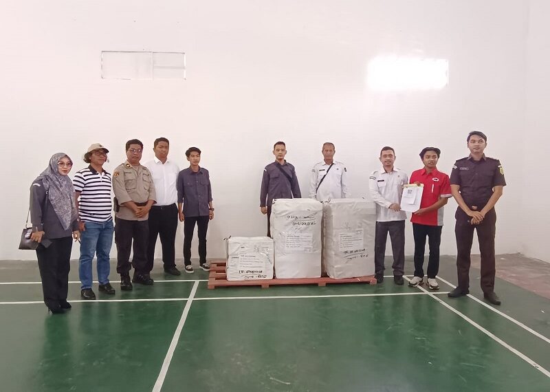 Personil Polres Bontang Amankan Kedatangan Logistik Pemilu 2024