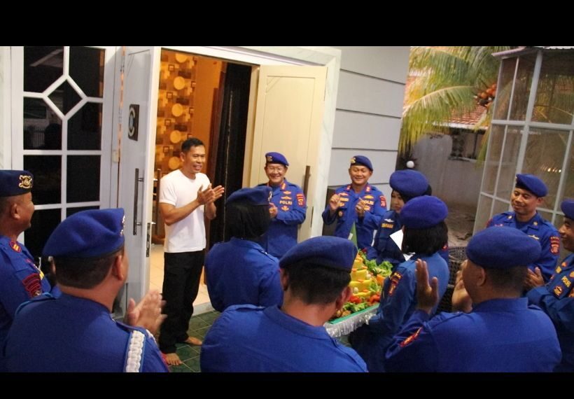 HUT TNI Ke-78,Dirpolairud Polda Kaltim Beri Kejutan kepada Danlanal Balikpapan