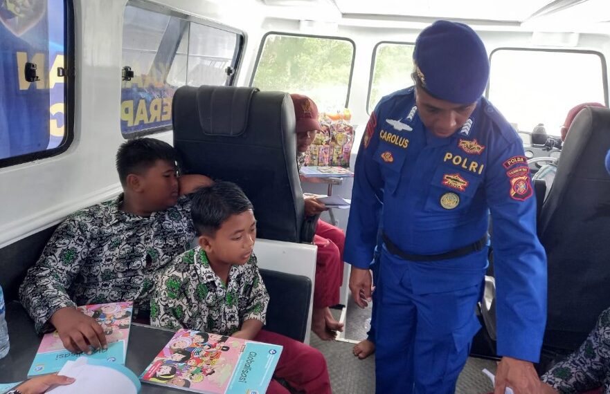 Tingkatkan Pelayanan Kepada Masyarakat Desa Merancang Ulu, Ditpolairud Polda Kaltim Sediakan Perpustakaan dan Klinik Terapung