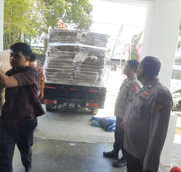 Penurunan Bilik Suara di KPU Bontang Mendapatkan Pemantauan Polisi