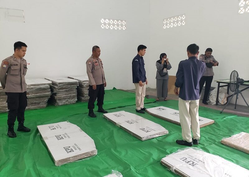Polisi Melaksanakan Pengamanan Penyortiran Bilik Suara Pemilu 2024