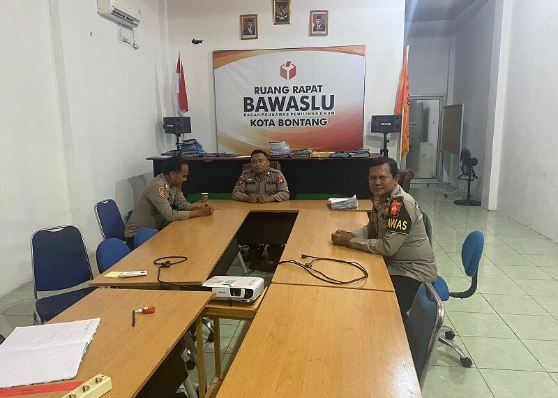 Laksanakan Pengecekan Petugas Pam Bawaslu, Pawas Polres Bontang Tekankan Kewaspadaan