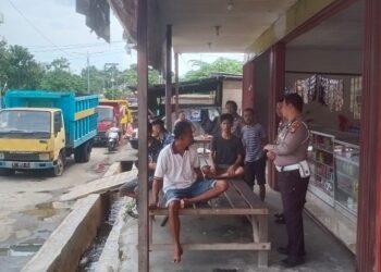 Antisipasi Kerawanan Laka Lantas Personil Polres Bontang Laksanakan Penertiban Antrean Kendaraan di SPBU Kilometer 3