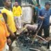 Bhabinkamtibmas Loktuan Bersama Staf Kelurahan dan Warga Sekitar Kerja Bakti Membersihkan Parit