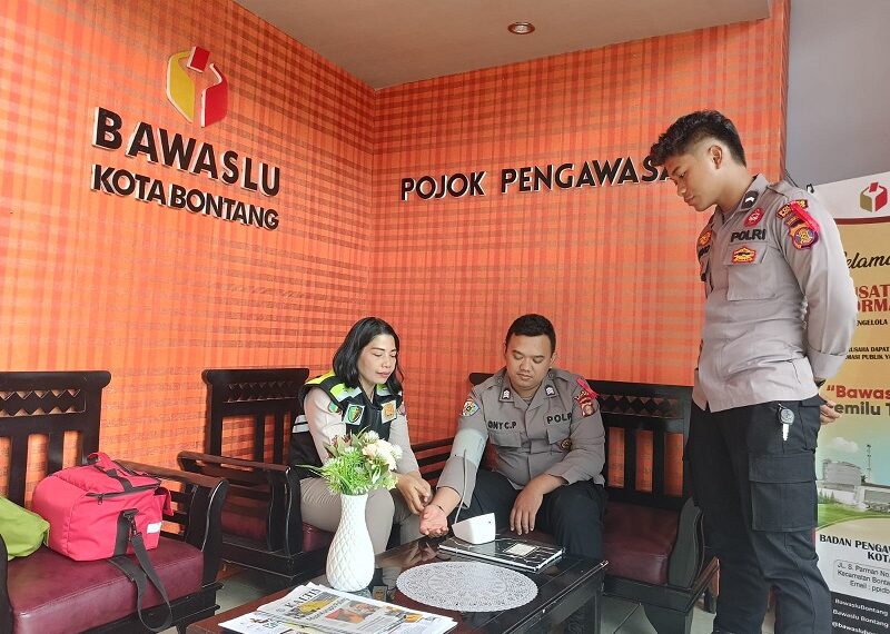 Pastikan Kesehatan Personil Tetap Terjaga, Sie Dokkes Polres Bontang Kontrol Kesehatan Petugas Pam Kantor KPU dan Bawaslu