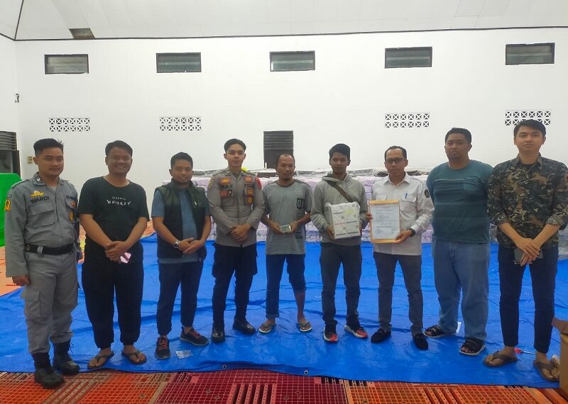 Petugas Pam KPU Monitoring Kedatangan Logistik Pemilu Berupa Sticker Nomor Kotak Suara