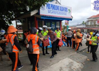 Singgah di Posko Penolong Jalan Raya, Polres Bontang gelar Jumat Berkah