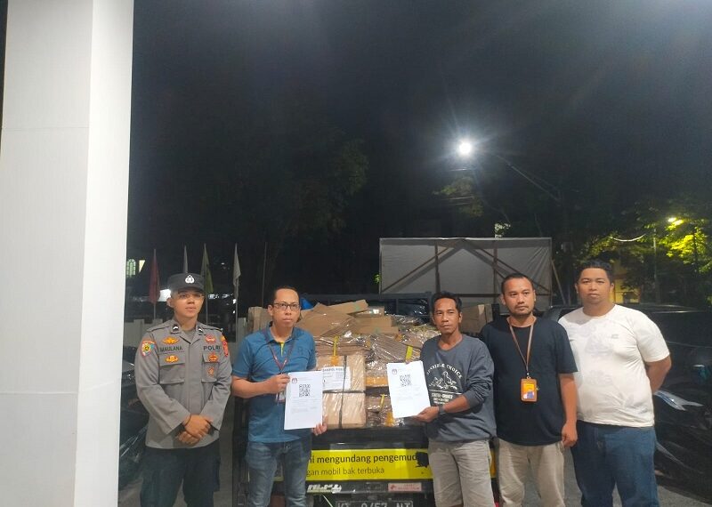 Pastikan Serah Terima Logistik Pemilu Berjalan Lancar, Petugas Pam KPU Laksanakan Pengamanan