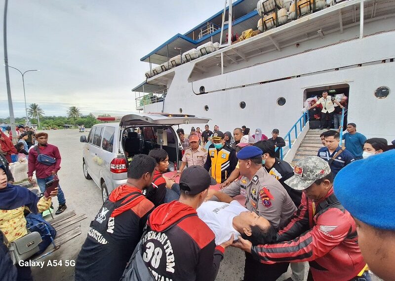 Bantuan Sat Polair Polres Bontang: Evakuasi Penumpang Sakit dari KM Binaiya
