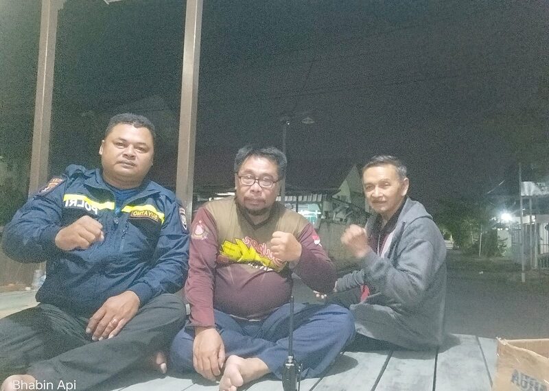 Pertahankan Situasi Kamtibmas Tetap Kondusif, Bhabinkamtibmas Api-Api Koordinasi Keamanan Dengan Penjaga Malam