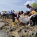 Peduli Daerah Pesisir Polres Bontang Ajak Masyarakat Sekitar Bersih-bersih Pantai Galau