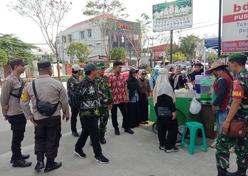 TNI – Polri Bersinergi Dengan Pemerintah Daerah Lakukan Pengamanan dan Monitoring Pasar Ramadhan