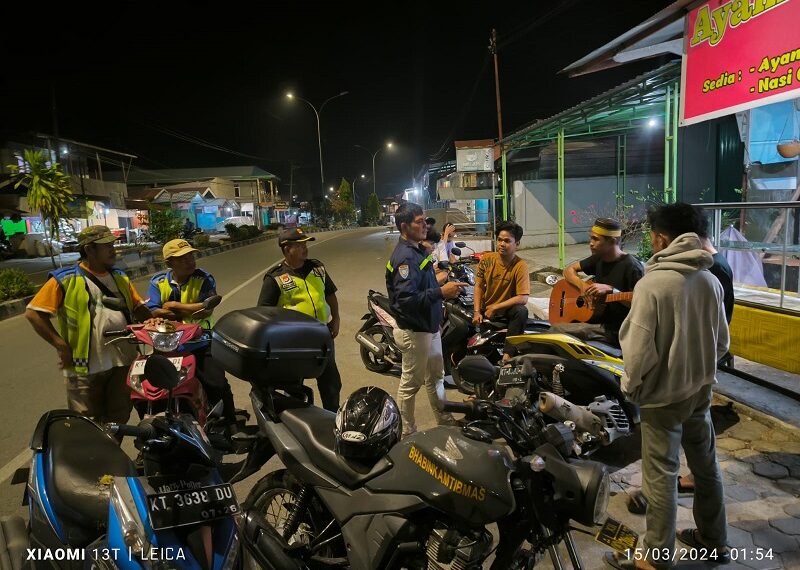 Ciptakan Sitkamtibmas Aman di Bulan Ramadhan Bhabinkamtibmas Loktuan Patroli Bersama FKPM