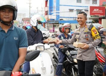 Sapa Warga Kapolres Bontang bagikan takjil kepada warga yang lewat di Simpang 4 Bontang Baru