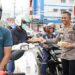 Sapa Warga Kapolres Bontang bagikan takjil kepada warga yang lewat di Simpang 4 Bontang Baru