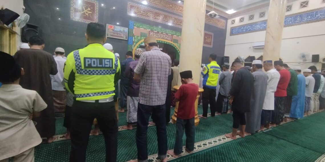 Sholat Subuh Bersama Warga, Personil Sat Lantas Polres Bontang Himbau Orang Tua mengawasi Anaknya Untuk Mencegah Terlibat Aksi Balap Liar