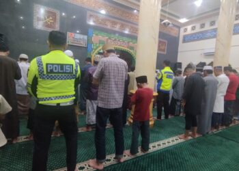 Sholat Subuh Bersama Warga, Personil Sat Lantas Polres Bontang Himbau Orang Tua mengawasi Anaknya Untuk Mencegah Terlibat Aksi Balap Liar