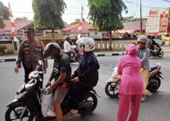 Berbagi Kasih Dan Perbanyak Amal Ibadah, Personil Polsek Bontang Utara dan Bhayangkari Membagikan Ta’jil Kepada Masyarakat