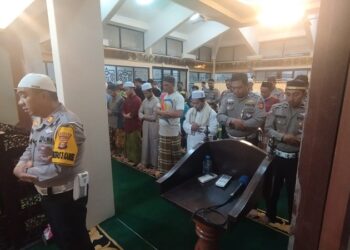 Mendulang Amal Ibadah di Bulan Penuh Rahmat dan Ampunan, Kasat Lantas Polres Bontang Jadi Imam Sholat Subuh Berjamaah