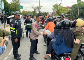 Hablum minallah” dan “hablum minnannas , Kapolres Bontang Bagikan Ta’jil Kepada Masyarakat