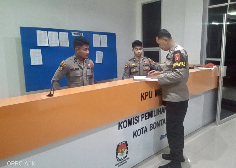 Piket Wa Pawas Kontrol Petugas Pam di Kantor KPU