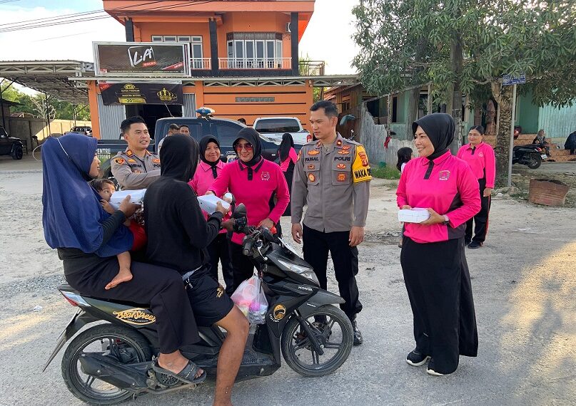 Mendulang Ridho’ Sang Pencipta Di Bulan Ramadhan, Waka Polres Bontang Berbagi Ta’jil Ke Masyarakat dan Musafir