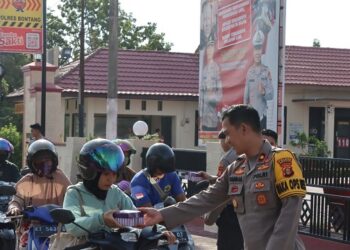 Mencari pahala shodaqoh di bulan Ramadhan, Waka Polres Bontang berikan Ta’jil jelang buka Puasa