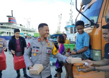 Berbagi Rahmat Ramadhan, Kapolres Bagikan Ta’jil kepada Awak Transportasi Umum, Buruh dan Musafir