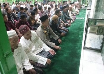 Tingkatkan Iman dan Taqwa, Kapolsek Sholat Berjamaah Bareng Warga