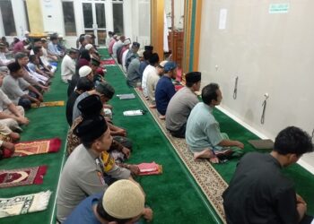 Berbaur Bersama Jamaah, Lakukan Tugas Pengamanan Sekaligus Beribadah
