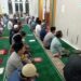 Berbaur Bersama Jamaah, Lakukan Tugas Pengamanan Sekaligus Beribadah
