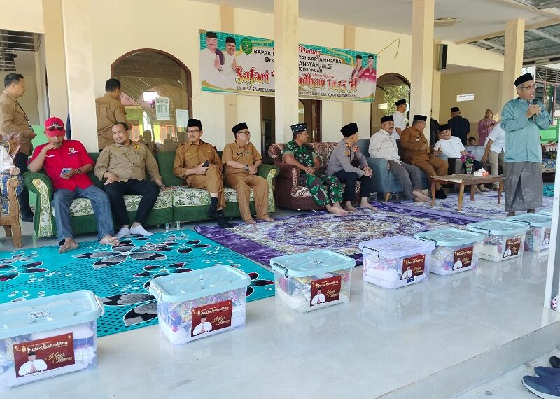 Kapolsek Marangkayu Dampingi Kunjungan Lapangan Bupati Kukar Ke Desa Samberra