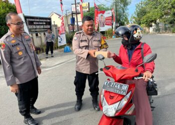 Mendulang Berkah Polsek Bontang Selatan Berbagi Takjil Pada Pengendara