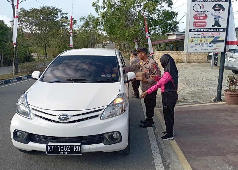 Memaknai Hikmah Dan Berkah Ramadhan, Polsek Bontang Barat Berbagi Ta’jil kepada Musafir