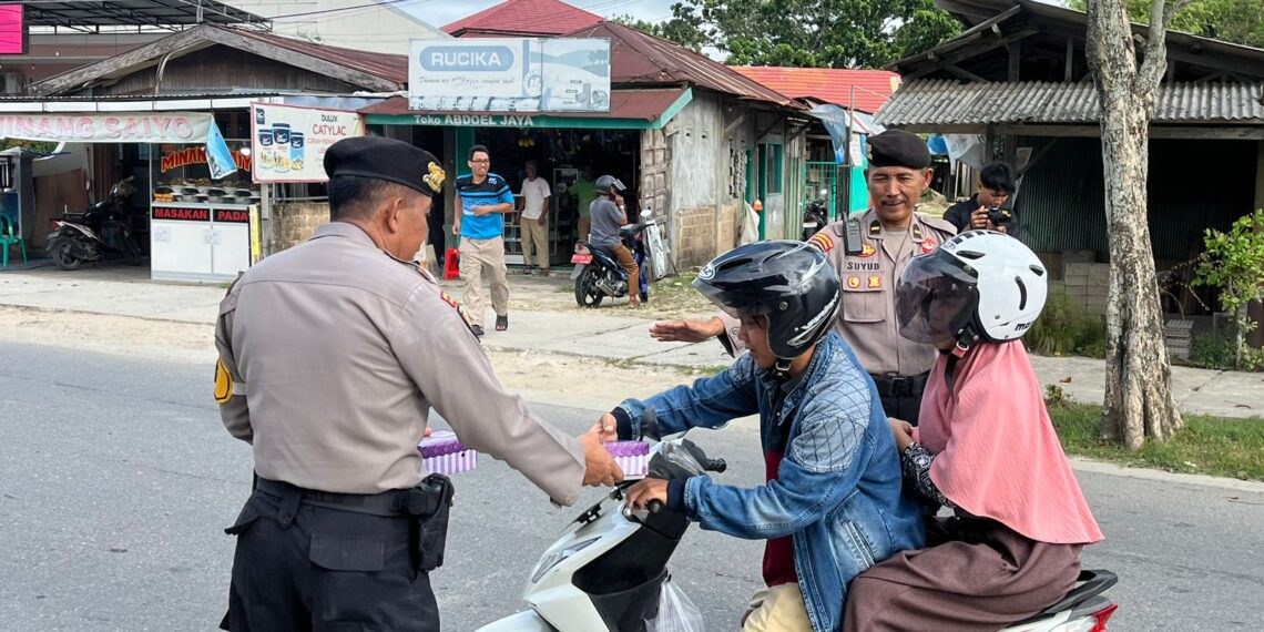 Ekspresikan Peduli Sosial, Waka Polres Bontang Pimpin Personil Berbagi Ta’jil