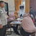 Bhabinkamtibmas Loktuan, Aiptu Bambang Sumantri S.H., Pantau Distribusi Bantuan Beras dari Perum Bolog melalui Kantor Pos Indonesia