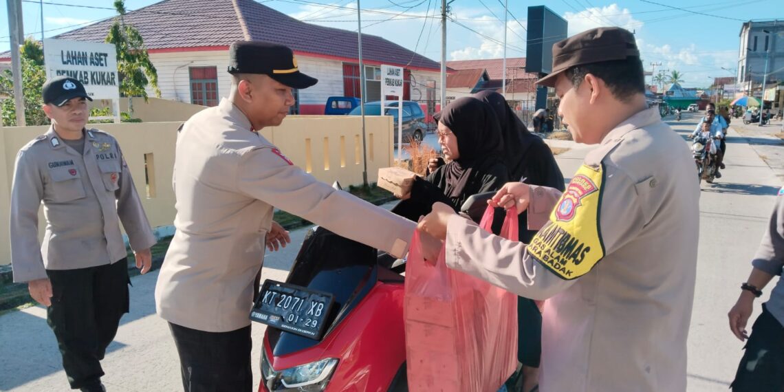 Berbagi Ta’jil Ramadhan Sebagai Sarana Interaksi Sosial Polri Dengan Masyarakat
