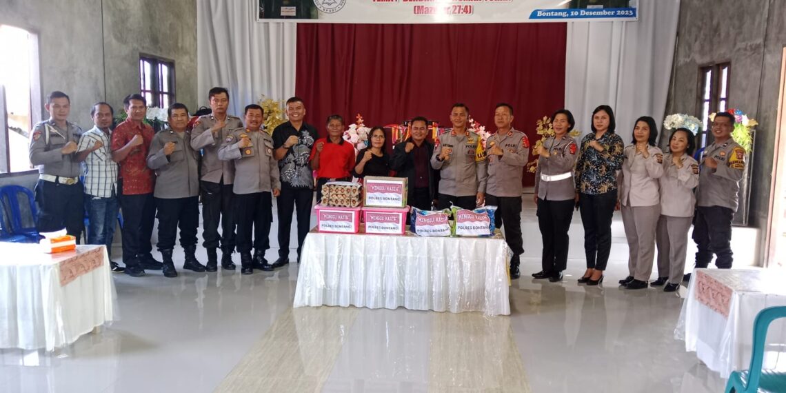 Minggu Kasih Kapolres Bontang Memberikan Bantuan Sembako kepada Pengurus Gereja GPSDI Filadelfia Bontang Barat